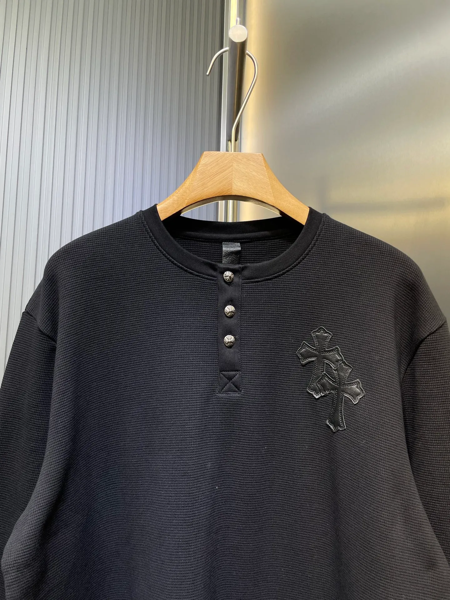 P420 Chrome Heart*🌟 Chrome Heart 25 patchwork leather Henry collar waffle sweatshirt. The fabric is made of 350g cotton waffle double-layer material before washing (to distinguish low-weight, cut corners and non-pure cotton market products). The silver buckles and scrolls are made of bronze and real silver (the materials have reached 300+ quality in the market). The leather label is still made of genuine imported lambskin. The most important thing is that the leather is hand-extended and stitched (the cost of handwork is high) in the fabric and hardware A lot of effort has been put into the craftsmanship. The top quality in the market. The industry benchmark is only owned by a few people. Size: s m l